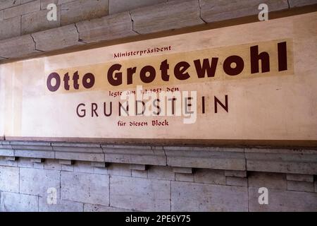 Gedenkplakette zur Grundsteinlegung, Karl-Marx-Allee, Berlin Stockfoto