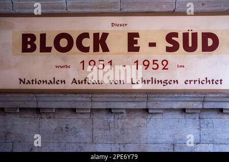 Gedenkplakette zur Grundsteinlegung, Karl-Marx-Allee, Berlin Stockfoto