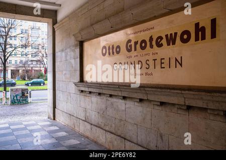 Gedenkplakette zur Grundsteinlegung, Karl-Marx-Allee, Berlin Stockfoto