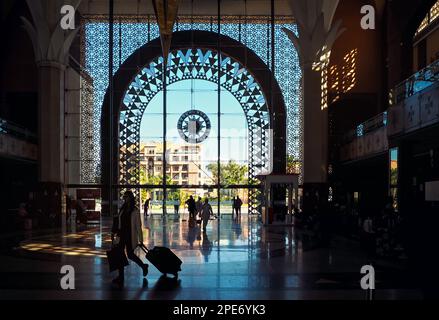 Marrakesch, Marokko - 02. Januar 2020: Die Sonne scheint durch große Glasfenster am Bahnhof von Marrakesch. Ansicht Form innen, Silhouetten von Stockfoto