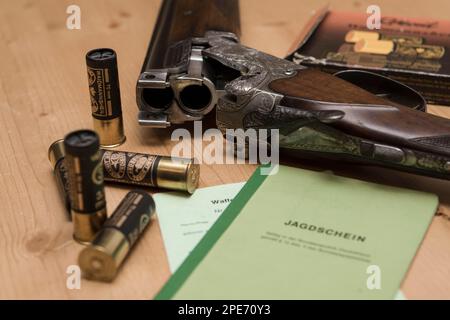 Dekorierte Jagdwaffen mit Munition, Jagdschein und Waffenbesitzerkarte und Hessen, Deutschland Stockfoto