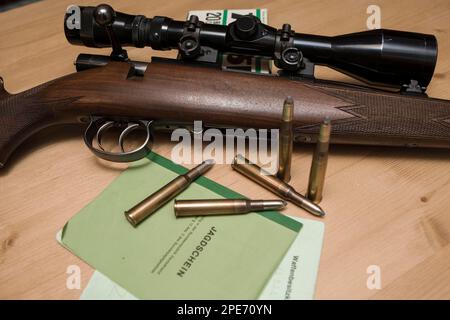 Dekorierte Jagdwaffen mit Munition, Jagdschein und Waffenbesitzerkarte und Hessen, Deutschland Stockfoto