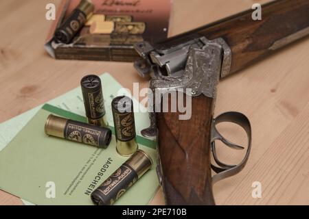 Dekorierte Jagdwaffen mit Munition, Jagdschein und Waffenbesitzerkarte und Hessen, Deutschland Stockfoto