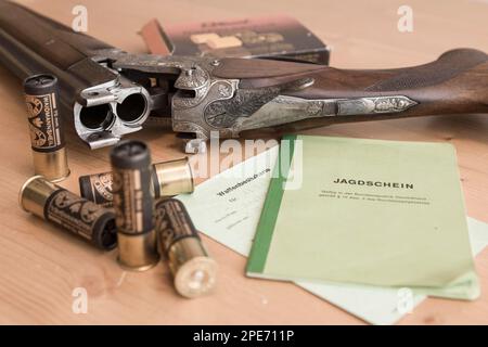 Dekorierte Jagdwaffen mit Munition, Jagdschein und Waffenbesitzerkarte und Hessen, Deutschland Stockfoto