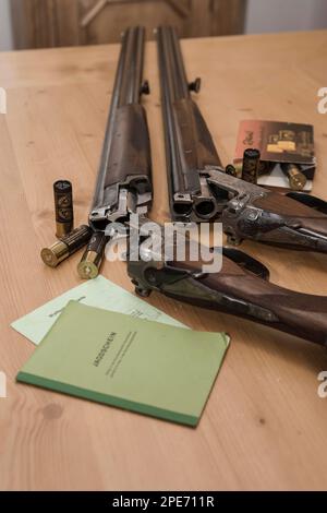 Dekorierte Jagdwaffen mit Munition, Jagdschein und Waffenbesitzerkarte und Hessen, Deutschland Stockfoto