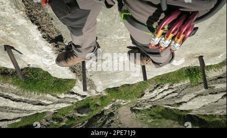 Sie passieren Ferrata mit einer großen Belichtung und einem fantastischen Blick nach unten. Zugspitze-Massiv in den bayerischen alpen, Dolomiten, Italien, Europa Stockfoto