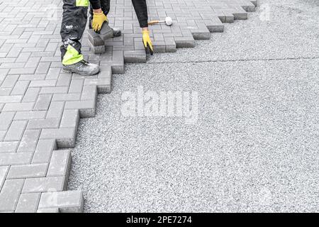 Neuer Bürgersteig aus ineinandergreifenden Bausteinen aus Beton Stockfoto