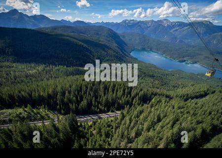 Bild, durch das Fenster der Bergbahn. Die Seilbahn Zugspitze ist eine Seilbahn, die vom Eibsee bis zum Gipfel der Zugspitze führt. Ansicht von Stockfoto