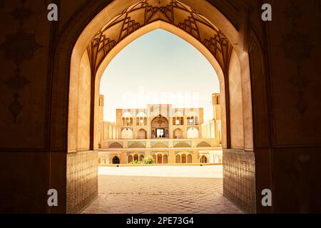 Kashan, Iran - 29. Mai 2022: Touristen und Pilger erkunden die wunderschöne Agha Bozorg Moschee Stockfoto