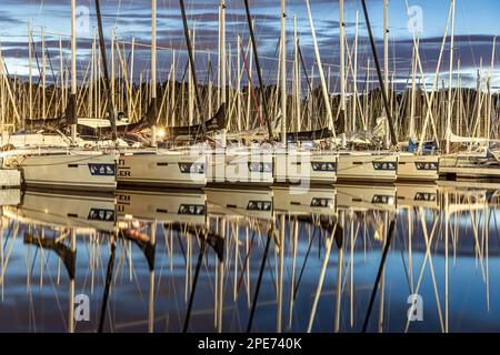 Segelyachten liegen am Anlegesteg im Hafen von Gohren nahe Kressbronn, Bodensee, Baden-Württemberg, Deutschland Stockfoto