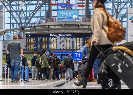 Flughafenterminal mit Abfluganzeige, Abflug, Reisende mit Koffer, Innenaufnahme, Flughafen Echterdingen, Stuttgart Stockfoto