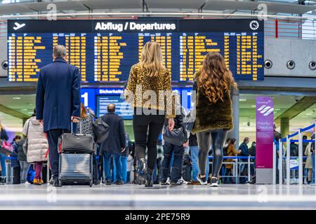 Flughafenterminal mit Abfluganzeige, Abflug, Reisende mit Koffer, Innenaufnahme, Flughafen Echterdingen, Stuttgart Stockfoto