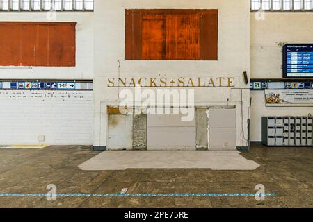 Trägheit im Hauptbahnhof durch das Bauprojekt Stuttgart 21, S21. Das Bonatz-Gebäude, das unter Denkmalschutz steht, wird vollständig errichtet Stockfoto