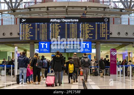 Flughafenterminal mit Abfluganzeige, Abflug, Reisende mit Koffer, Innenaufnahme, Flughafen Echterdingen, Stuttgart Stockfoto