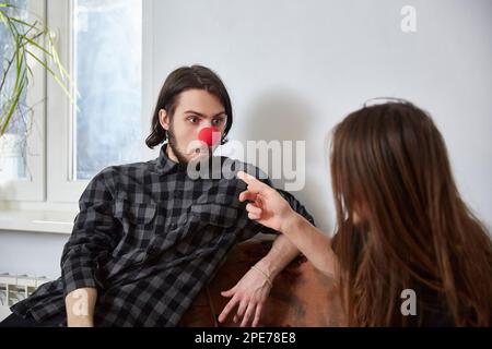 Zwei Kerle spielen zu Hause herum wie Clowns Stockfoto