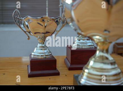 Ein paar Trophäen für die Gewinner auf dem Tisch Stockfoto