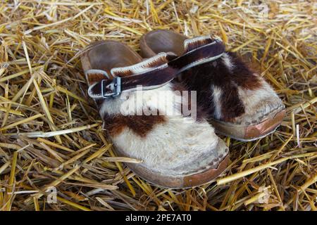 Traditionelle Schuhe eines deutschen Bauern aus Kuhfell Stockfoto