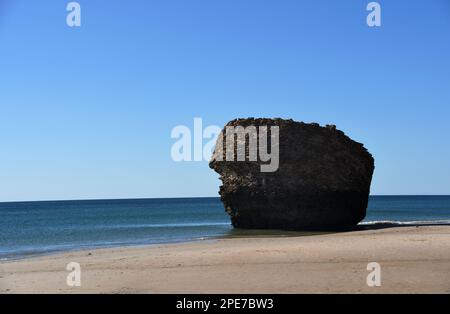 Überreste eines Wachturms am Strand Torre de la Higuera in Matalascañas, Huelva. Stockfoto