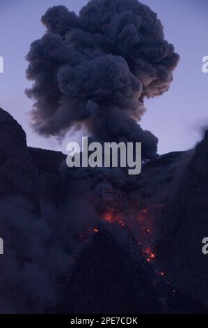 Vulkanausbruch und Aschewolke, Mount Komba, Alor-Archipel, Lesser Sunda-Inseln, Indonesien Stockfoto