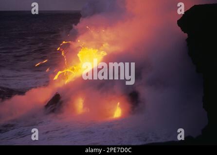 Lava fließt ins Meer, Puu Oo Vent, Vulkan Kilauea, Vulkane N. P. Big Island, Hawaii Stockfoto