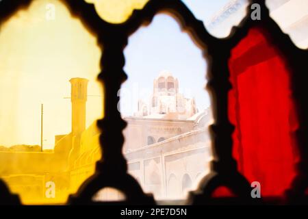 Gelbrote weiße Buntglasfenster Kunst. Tabatabaei Historical House in Kashan, Iran. Wunderbarer Blick auf traditionelles, farbenfrohes iranisches Buntglas Stockfoto