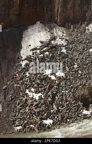 Basaltfelsen, Hutschrägen und Bergfluss, Truso-Tal, in der Nähe der südossetischen Grenze, Großkaukasus, Georgia, Quelle Stockfoto