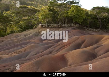 Blick auf Sanddünen mit verschiedenfarbigem Sand, verursacht durch zerfallene Basaltschächte aus ferrialitischem Boden, rote Farbe durch Eisen Stockfoto