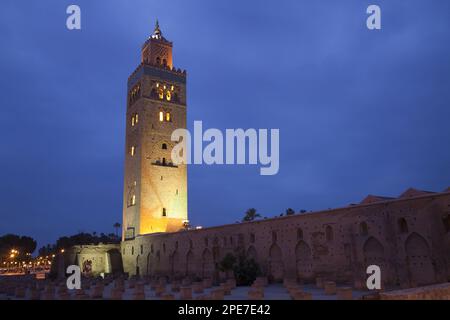 Minarett der Moschee in der Stadt bei Nacht, Koutoubia Moschee, Marrakesch, Marokko Stockfoto