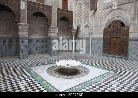 Madrasah Innenhof mit Brunnen in der Stadt, Al-Attarine Madrasa, Fes el Bali, Fes, Marokko Stockfoto