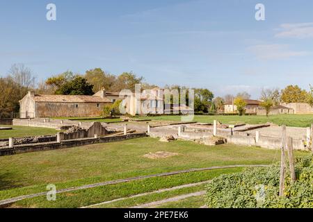 Plassac, Frankreich - 01. November 2022: Ruine der Gallo-Römischen Villa von Plassac und des Museums im Stadtzentrum an einem Herbsttag Stockfoto