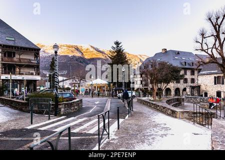 Saint-Lary-Soulan, Frankreich - 26. Dezember 2020: Hauptstraße des berühmten Skigebiets, wo die Menschen an einem Wintertag spazieren gehen Stockfoto