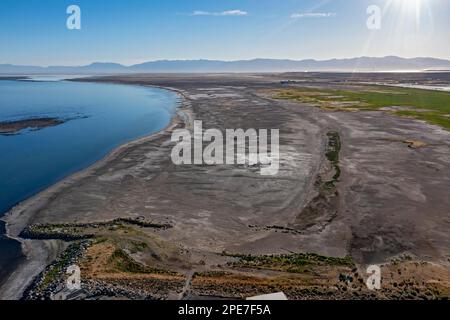 Magna, Utah, die Küste des Great Salt Lake, zeigt trockenes Land, das sich unter Wasser befand, bis der Wasserspiegel fiel Stockfoto