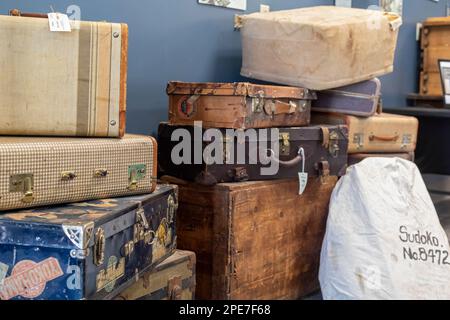 Granada, Colorado, das Amache Museum in der Nähe des Internierungslagers Amache 2 zeigt Koffer, die die Internen mitbringen Stockfoto