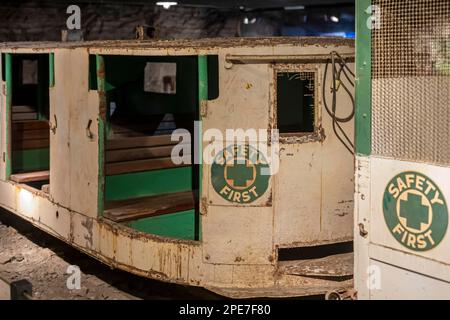 Hutchinson, Kansas, Old Rail Cars, die im Salzbergbau im Strataca Underground Salt Mine Museum eingesetzt werden. Besucher können 650 Meter hinabsteigen und Abschnitte besichtigen Stockfoto