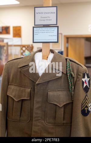 Granada, Colorado, das Amache Museum in der Nähe des Internierungslagers Amache aus dem 2. Weltkrieg zeigt eine Uniform aus dem 2. Weltkrieg, die George Hirano getragen hat. Viele Stockfoto