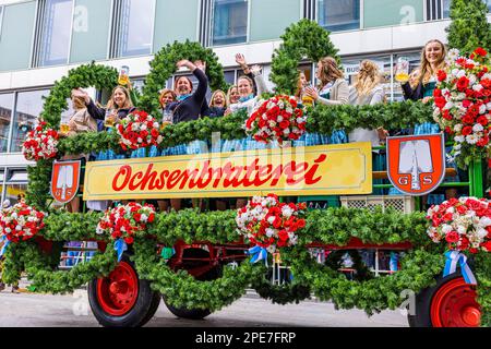 Festprozession, Eintritt zum Wiesnwirte, Blumenmotiv mit Kellnern des Ochsenbraterei Festzelts, Oktoberfest, München, Oberland Stockfoto