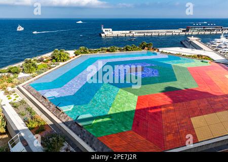 Blick auf Hexa Grace, das Meer, den Himmel und die Erde, Le ciel, la mer, la terre, Mosaik von Victor Vasarely, 1979, Auditorium, Gärten des Kasinos Stockfoto