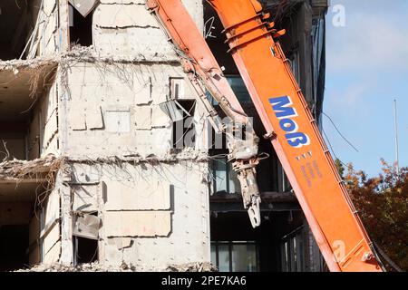 Abbruchbagger vor den Ruinen der ehemaligen Bundesbank Bremen Stockfoto