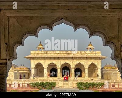Diwan-E-Khas, erbaut aus weißem Marmor, im Red Fort Complex, Agra, Uttar Pradesh, Indien Stockfoto