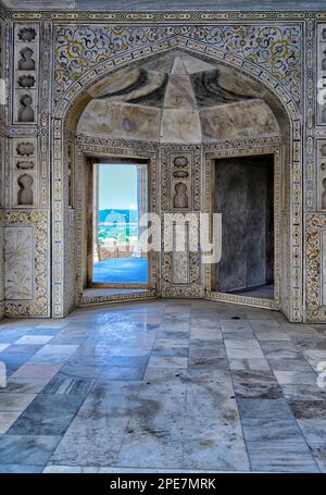 Das Zimmer im Jasmine Tower bietet einen exotischen Blick auf das berühmte Taj Mahal. Am gegenüberliegenden Ufer des Yamuna-Flusses Stockfoto