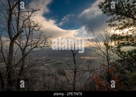 Landschaft in der Nähe des Semnicka-Felsens an einem kalten, winterlichen, frischen Morgen Stockfoto