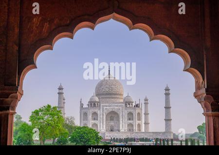 Blick auf den Taj Mahal durch den gekrümmten Bogen des Iwan dar Iwan Stockfoto
