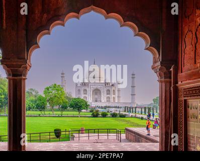 Blick auf das Taj Mahal von der Arkade mit Galeriekapelle der südlichen Gartenmauer im Iwan dar Iwan Stockfoto