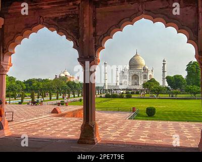 Blick auf das Taj Mahal von den gewölbten Bögen des Iwan dar Iwan westlich des großen Tores Stockfoto