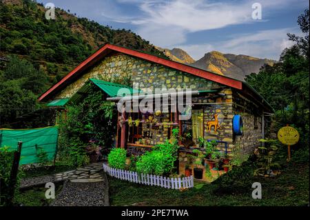 Verlorene Fischerhäuschen am Ufer des Kalwari Bachs im Tirthan Valley Stockfoto