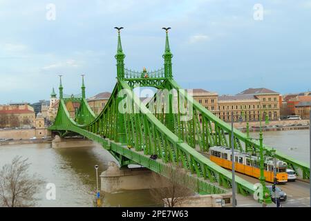 Budapest, Ungarn, 19. März 2019: Freiheitsbrücke über die Donau in Budapest, Stadtbild Stockfoto