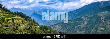 Abgelegenes Dorf im Tirthan-Tal der Himalaya-Gebirgskette Stockfoto