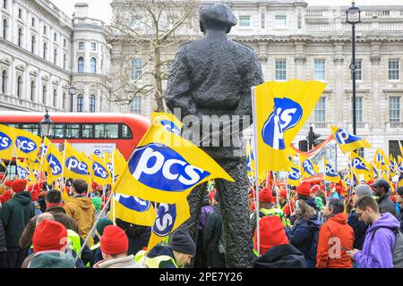 London, Großbritannien. 15. März 2023. Mitglied der PC-Gewerkschaft (Public and Commercial Services Union) märz und Protest in Westminster und gegenüber Downing Street. Sie schließen sich anderen Gewerkschaften an und fordern bessere Löhne und fairere Arbeitsbedingungen. Kredit: Imageplotter/Alamy Live News Stockfoto