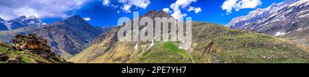 Schneebedeckte Berggipfel in der Himalaya Mountain Range nahe dem Gramphu Snow Point Stockfoto