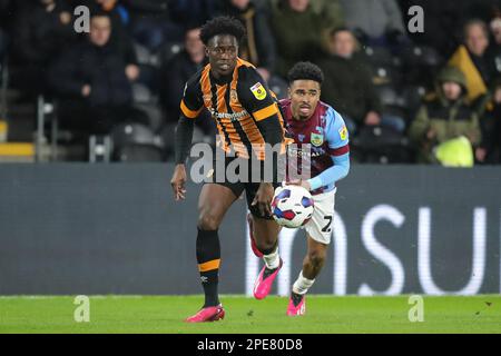 Hull, UK. 15. März 2023. Malcolm Ebiowei #10 von Hull City auf dem Ball während des Sky Bet Championship-Spiels Hull City gegen Burnley im MKM Stadium, Hull, Großbritannien, 15. März 2023 (Foto: James Heaton/News Images) Kredit: News Images LTD/Alamy Live News Stockfoto